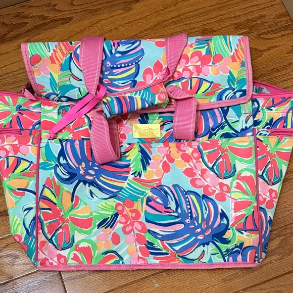 Lilly Pulitzer Vibrant Floral Cooler Bag in Pink & Multi - Picture 2 of 9